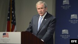 George W. Bush durante el acto de entrega de documentos de Havel.