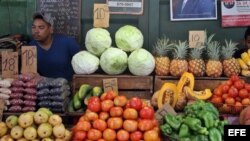 Venta de alimentos en un agromercado de La Habana en 2016.