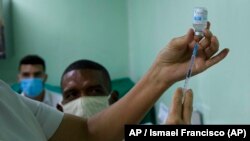 Médicos en Cuba tratando a pacientes. (AP Photo/Ismael Francisco).