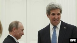 El presidente ruso, Vladímir Putin (i), y el secretario de Estado de EE.UU., John Kerry (d), en mayo de 2013. 