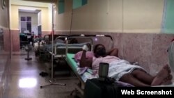 Camillas en los pasillos del hospital Julio Aristegui, en Cárdenas, Matanzas. (Captura de video/TV estatal)