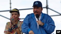 El presidente de Nicaragua, Daniel Ortega, habla a sus seguidores, junto a su esposa y vicepresidenta Rosario Murillo. (AP Foto/Alfredo Zuniga)
