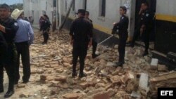 Parte de los daños dejados por el sismo de magnitud 7,4 en la escala abierta de Richter, en una calle de San Marcos (Guatemala).