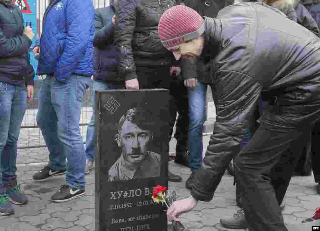 Jóvenes ucranianos organizan un "funeral" a Putin frente a la embajada de Rusia en Kiev.