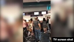 Cubanos varados en el Aeropuerto Internacional de Miami, tras la cancelación hecha por la compañía chárter Gulfstream. (Captura de video/Univisión 23)