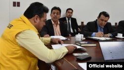 El ministro de Hidrocarburos de Bolivia, Víctor Hugo Zamora, durante una reunión con la empresa estatal Yacimientos Petrolíferos Fiscales Bolivianos.