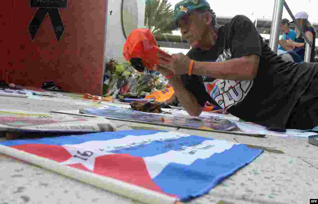 Seguidores del equipo los Marlins rinden tributo al fallecido jugador cubano de béisbol José Fernández.