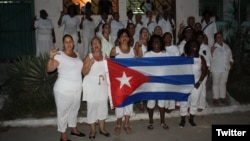Damas de Blanco frente a la sede del movimiento opositor en Lawton, La Habana. (Foto: Angel Moya)