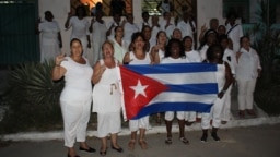 Damas de Blanco frente a la sede del movimiento opositor en Lawton, La Habana. (Foto: Angel Moya)