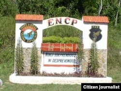 Entrada a la Escuela Baraguá de tropas especiales en El Cacho, Pinar del Río, cuartel de las Avispas Negras (der.) (Luis Domínguez