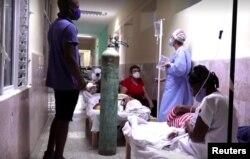 Enfermos en los pasillos del hospital de Cárdenas, una de las localidades de Cuba más afectadas por la pandemia. (Captura de video/Reuters)