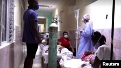Enfermos de COVID-19 en los pasillos del hospital de Cárdenas. (Captura de video/Reuters)