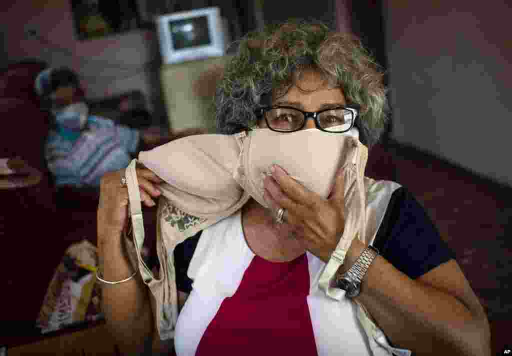 Una cubana se prepara para fabricar un nasobuco con sus ajustadores, en Cojímar. AP Photo/Ramon Espinosa
