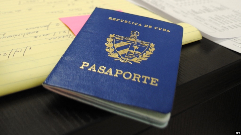 Vista de un pasaporte cubano. 