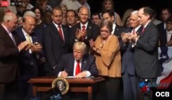 El presidente Trump firma la directiva sobre Cuba.
