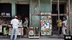 Vista de unos puestos de venta de artesanías en la ciudad de Santiago de Cuba donde se celebrará el 26 de julio