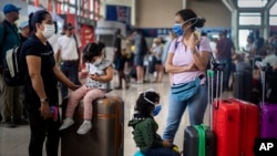 Viajeros con noasobucos esperan sus vuelos en el Aeropuerto Internacional José Martí de La Habana.