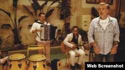 El músico y actor cubano Bebo Aragón, que acaba de lanzar su fonograma "La vuelta al mundo".