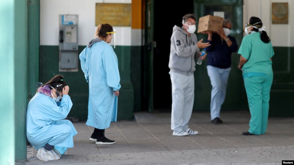 Personal médico en uno de los accesos al Hospital Manuel Belgrano, de San Martín, en las afueras de Buenos Aires (Foto: Agustín Marcarián/Reuters).