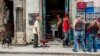 Una cola para comprar huevos en La Habana. Foto YAMIL LAGE / AFP