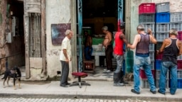 Una cola para comprar huevos en La Habana. Foto YAMIL LAGE / AFP