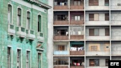  Vista de dos edificios de La Habana.