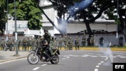 Archivo - Miembros de la Guardia Nacional se enfrentan a familiares de reclusos en los alrededores del centro penitenciario La Planta.