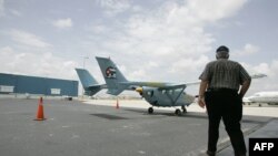 José Basulto, de Hermanos al Rescate, camina hacia una de las avionetas de la organización.