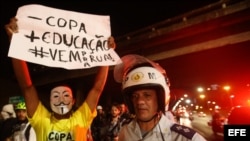Manifestantes protestan contra la organización del Mundial de Fútbol.