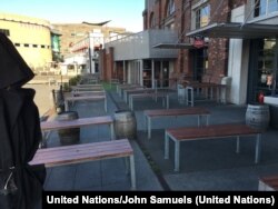 Imagen de un bar habitualmente lleno de gente, pero ahora vacío durante la pandemia del COVID-19 en la ciudad neozelandesa de Wellington. Foto: United Nations/John Samuels.