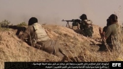 Miembros de Estado Islámico combaten en Siria.