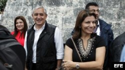 El presidente de Guatemala, Otto Pérez Molina (i), y su homóloga costarricense, Laura Chinchilla (d), visitan el Templo IV del parque Arqueológico Tikal, en Chimaltenango (Guatemala).