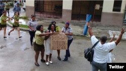 Represores detienen a la líder del movimiento Dama de Blanco, Berta Soler. 