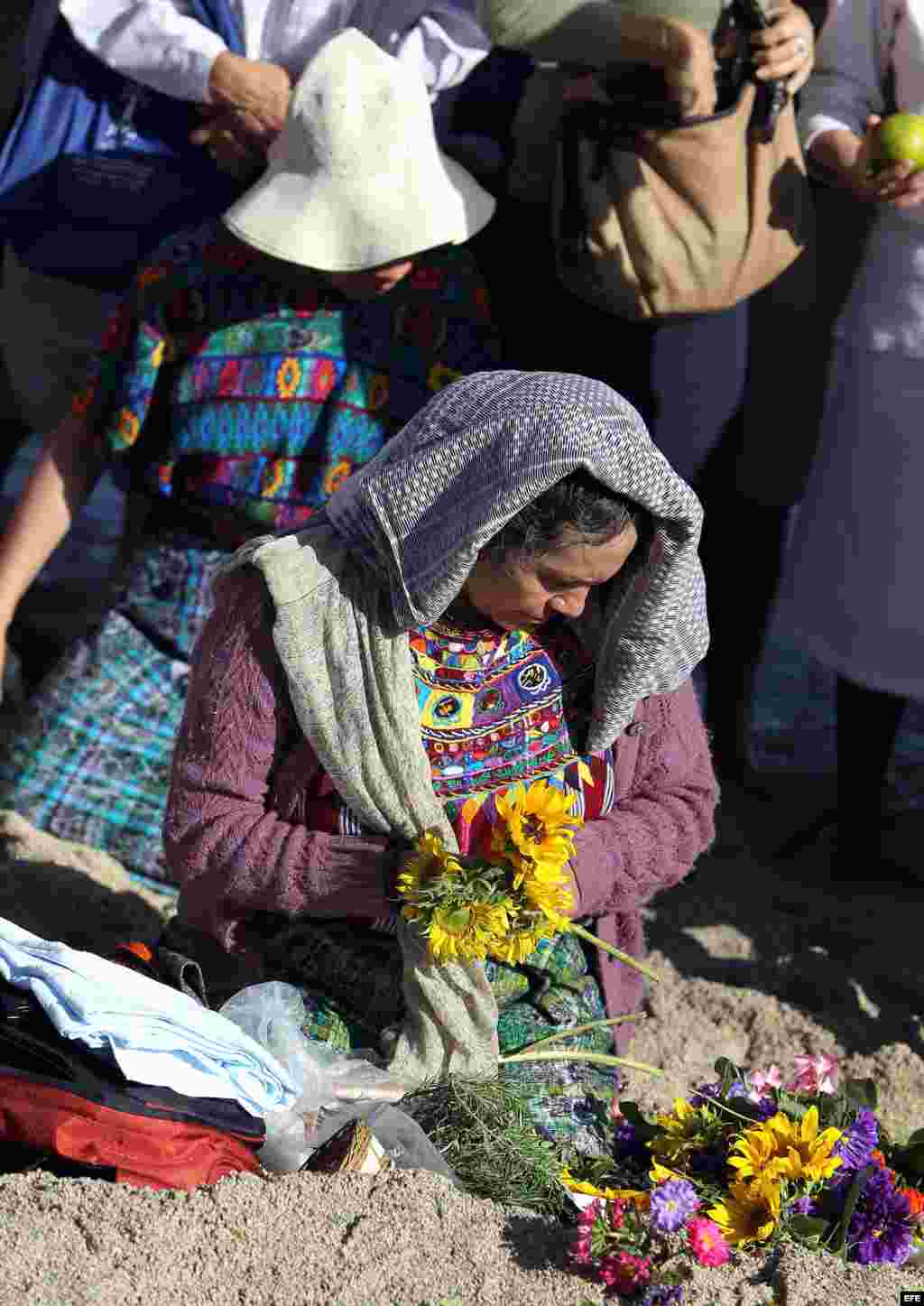 Siguiendo las indicaciones de los sabios mayas, los presentes tomaron diferentes posturas, saludaron a los elementos y besaron la tierra durante la hora que duró el ritual.