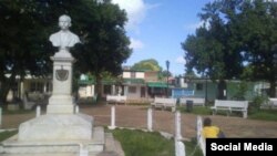 Vista general del busto de José Martí en el parque del poblado de Carlos Rojas, con Abascal encadenado.