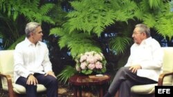Fotografía cedida por el Ayuntamiento del Distrito Federal hoy, viernes 29 de mayo de 2015, de Raúl Castro (d), recibiendo al alcalde de México DF, Miguel Ángel Mancera (i), en La Habana (Cuba).