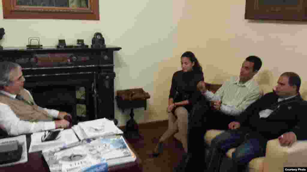 Los opositores cubanos con el presidente del partido nacional de Uruguay