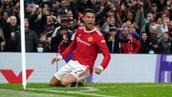 El portugués Cristiano Ronaldo festeja tras marcar el gol del triunfo del Manchester United sobre el Atalanta. (Martin Rickett/PA via AP)