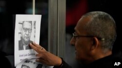 Una vigilia en memoria de Fredid Román Román, un periodista asesinado a tiros en su auto en Chilpancingo, México, el 22 de agosto de 2022.