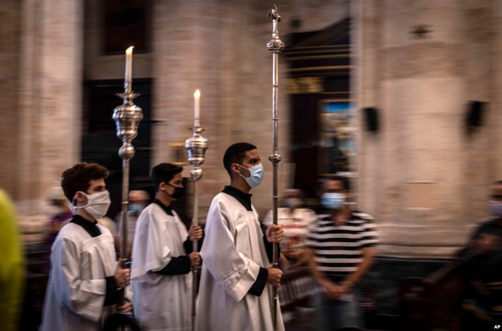 Messdiener in Havanna feiern die Aschermittwochsmesse mit Masken. | Bildquelle: Radio Televisión Martí | Bilder sind in der Regel urheberrechtlich geschützt