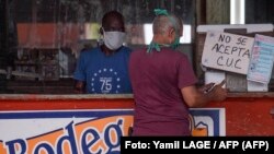 Un hombre compra en una bodega. Yamil LAGE / AFP