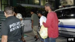 ARCHIVO: Un grupo de balseros cubanos capturados en México.