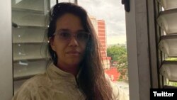 La reportera de 14ymedio, Luz Escobar, permanece sitiada por la policía, sin poder salir de su vivienda a realizar su trabajo. 