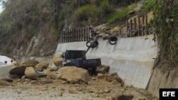 Carretera cubierta por las rocas desprendidas de una ladera después del terremoto que sacudió el centro de la isla de Taiwán.