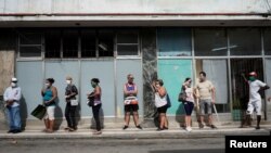 Una cola para comprar alimentos en La Habana. REUTERS/Alexandre Meneghini