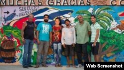 Artistas cubanos que pintaron mural de agradecimiento en Costa Rica.