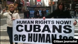 Foto de la protesta en Times Square. Publicada por Todo el mundo habla ‏@Liusantiesteban.