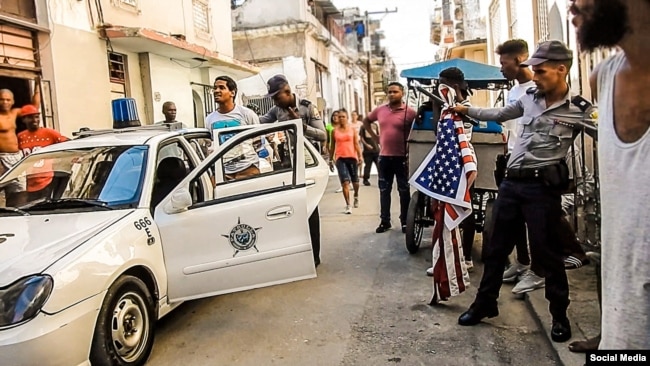 Arresto de Otero Alcántara cuando intentó realizar el performance "El hombre de la bandera", en La Habana, al margen de la XIII Bienal de La Habana.