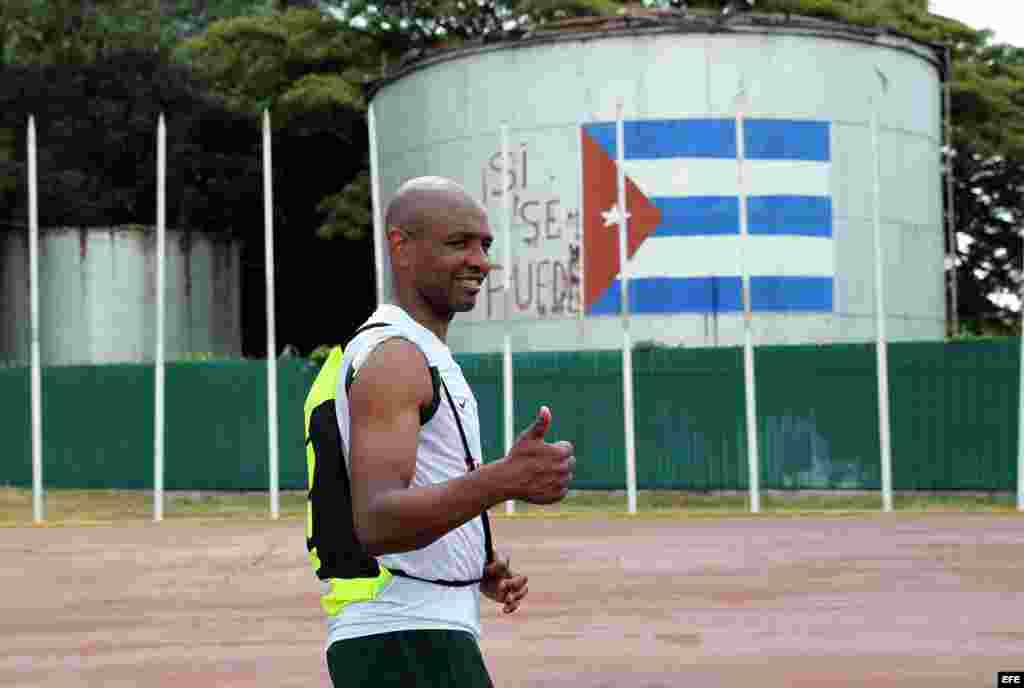 El futbolista Marcos Senna, del equipo Cosmos, de Nueva York, saluda durante la jornada de entrenamiento en Cuba..