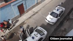 Autos policiales a la puerta del domicilio del periodista independiente guantanamero Roberto Jesús Quiñones. (Archivo)